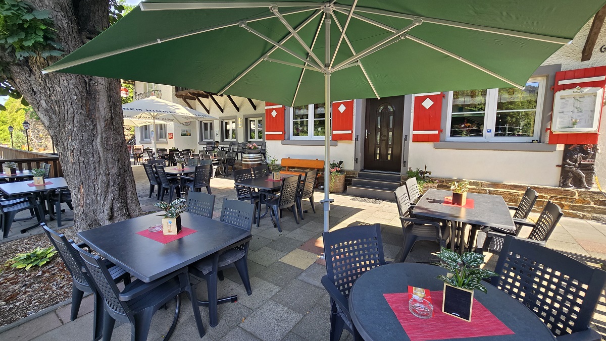 Gemütliche Gartenterrasse unter Bäumen